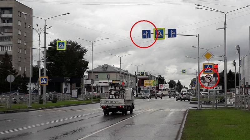 Знаки противоречат друг другу. Дорожный знак Бердск. Противоречащие друг другу дорожные знаки. Аварийно опасный перекресток знак.