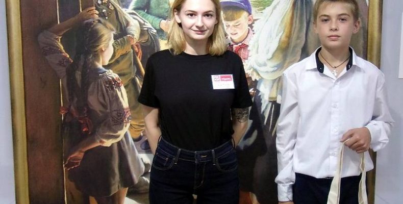 Тысячным посетителем выставки «Место встречи с искусством» стал шестиклассник из Бердска