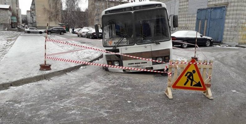 Автобус провалился в яму во дворе в Бердске