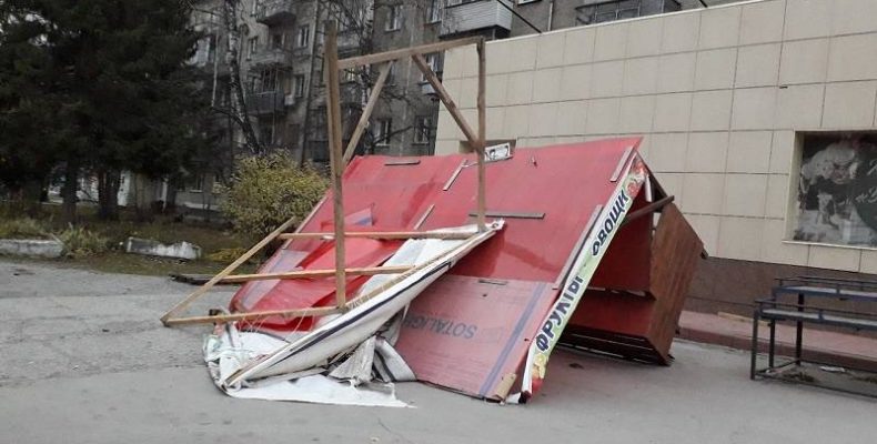 Уронил торговый павильон, оборвал провода и устаревшие афиши штормовой ветер в Бердске