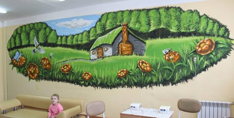 Художник расписал стену в детской больнице Бердска