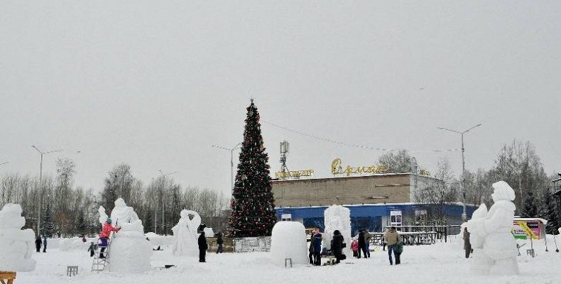Вырезали скульптуры из снега маленькие жители Бердска