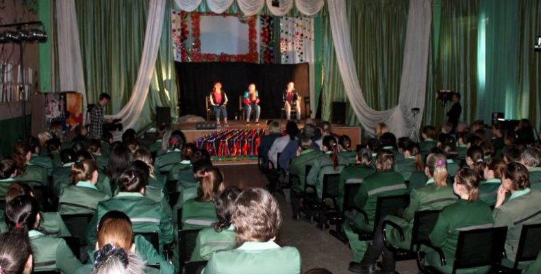 Стоя аплодировали заключенные труппе бердского театра-студии «Гистрион»