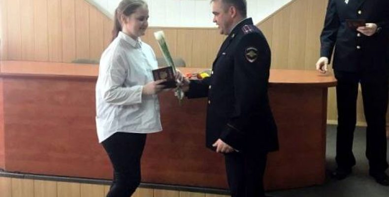 В бердской полиции вручили паспорта «юным леди»