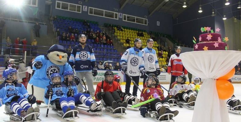 Хоккеисты «Сибири» сыграли с бердскими следж-хоккеистами