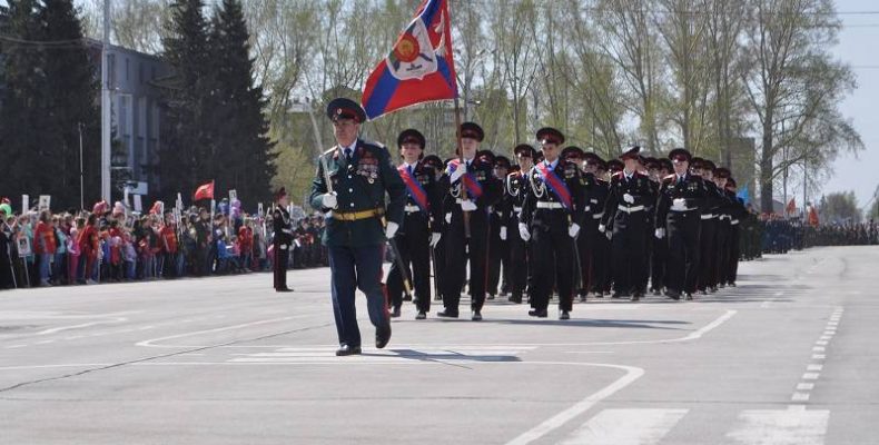 Аплодисментами встречали участников парада 9 мая жители Бердска