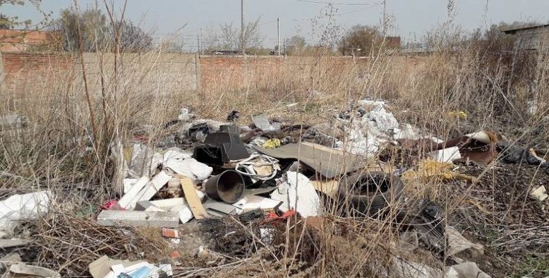 Свалку мусора образовали жители и гаражники стратегического объекта в Бердске
