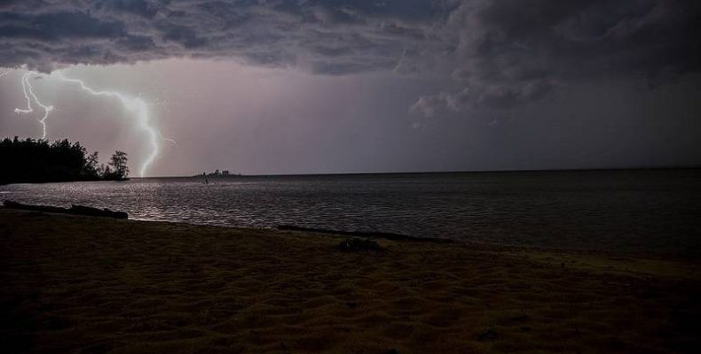 Ночную грозу над Обским морем снял фотограф в Бердске