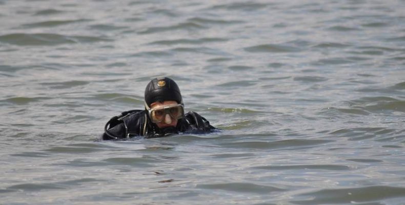 Искали людей в затонувшем автомобиле спасатели МЧС из Бердска