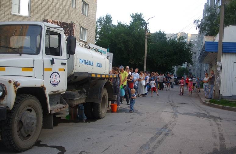 Подвоз питьевой воды по заявкам горожан организовали в КБУ Бердска