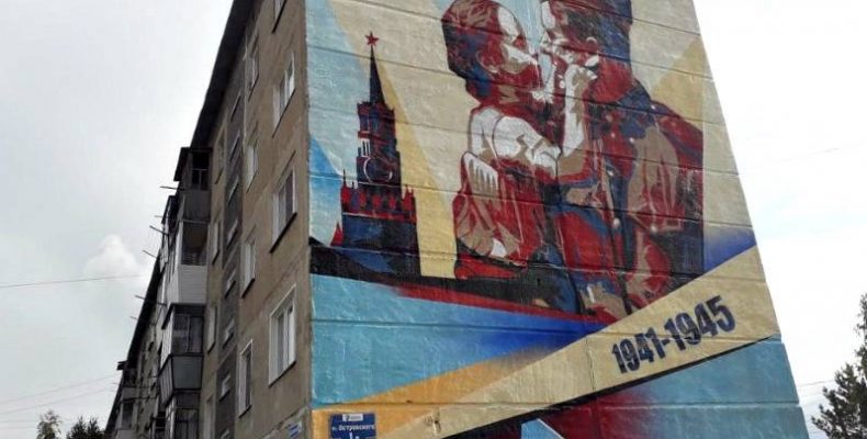 Рисунок фронтовика с девочкой на руках появился на фасаде дома в Бердске