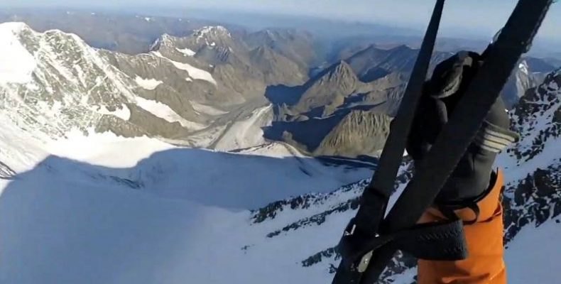 Свой полёт с горы Белуха снял на видео парапланерист из Новосибирска