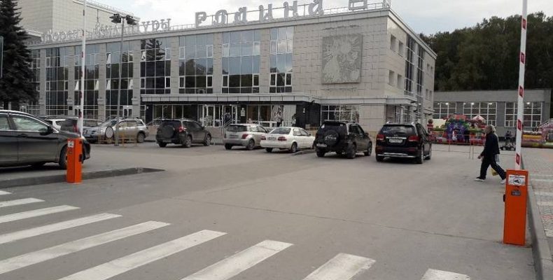 Власть региона ограничила въезд на парковку у ДК «Родина» в Бердске