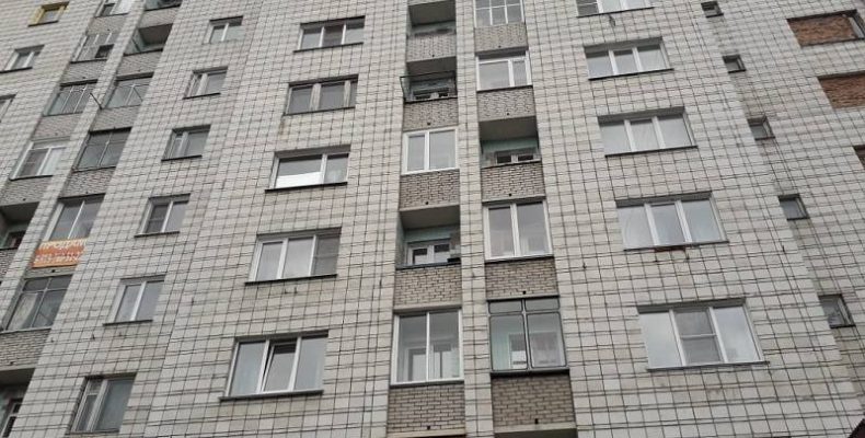 Случайно выпала из окна и погибла 16-летняя девушка в Бердске