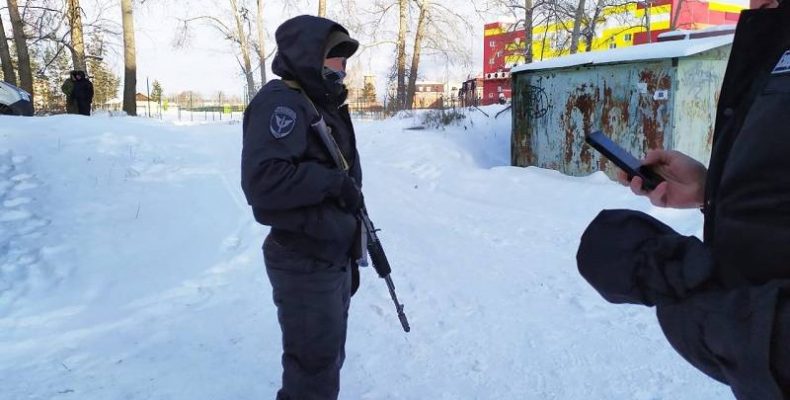 В ожидании теракта мёрзнут бойцы Росгвардии около ТЦ «Астор» в Бердске