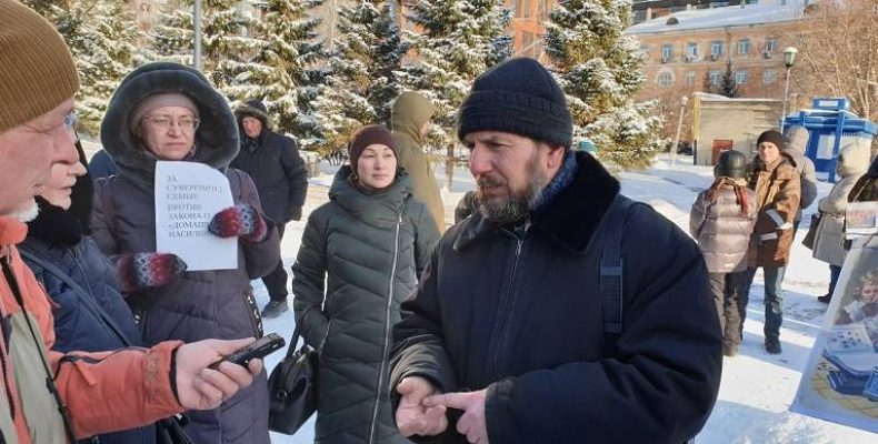 Бердский активист организовал в Новосибирске пикет против законопроекта о профилактике семейно-бытового насилия