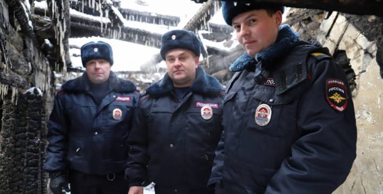 Наградят спасших пенсионера из горящего дома полицейских в Бердске