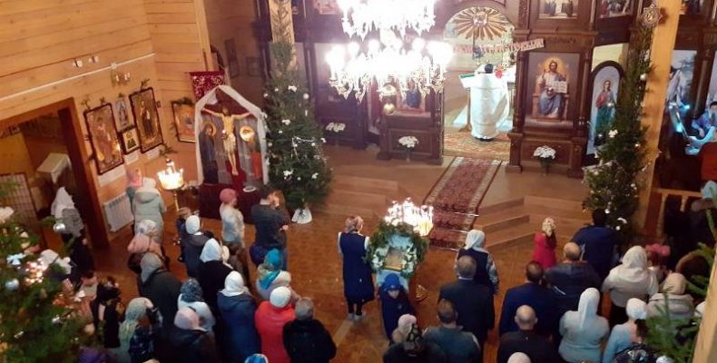 Сотни жителей Бердска побывали на Рождественской службе в церкви