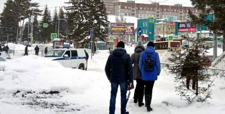 Для несовершеннолетней девушки вызвали полицию в центре Бердска