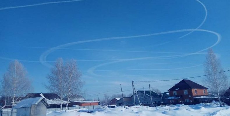 Самолёт Иркутск-Новосибирск оставил следы в небе над Бердском
