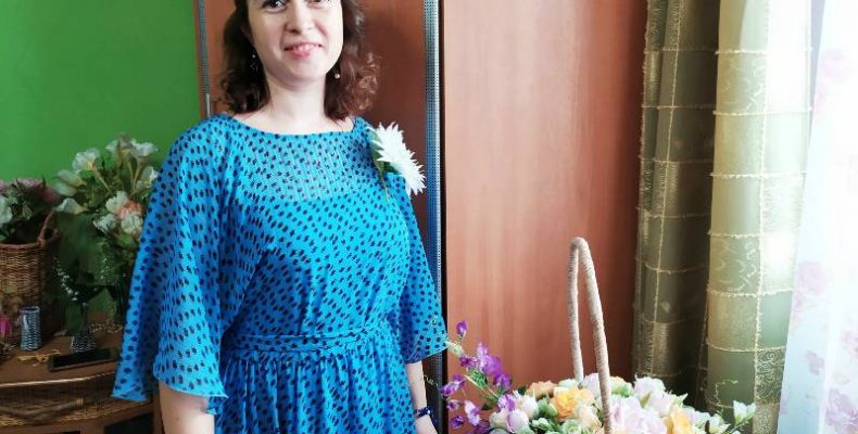 Цветы из шёлка и корзины из бумажной лозы делает музыкальный педагог в Бердске