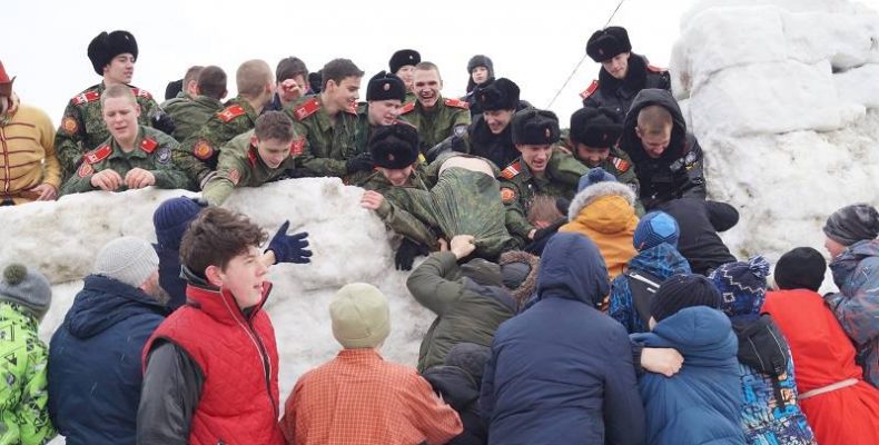 Атакующие с трудом взяли снежную крепость около храма в Бердске