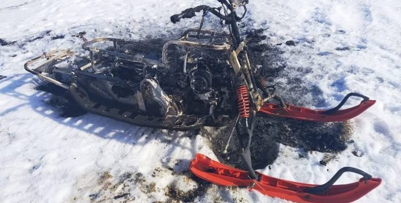 Сгорел дотла снегоход на водоёме у рыбака из Бердска