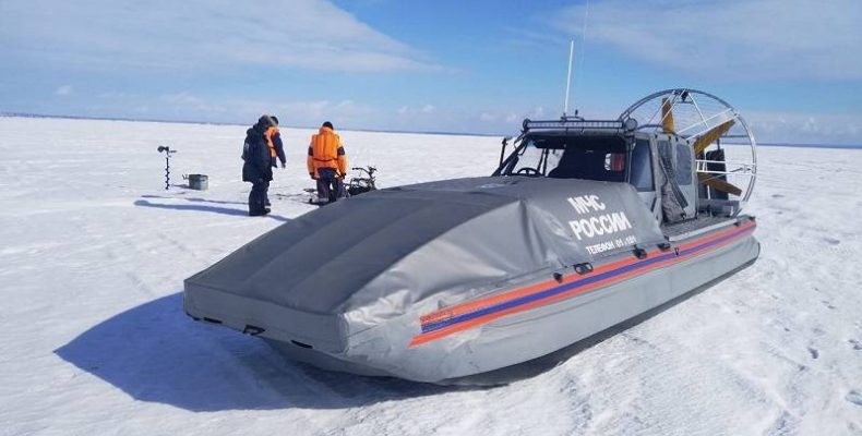Эвакуировали завязших на снегоходах рыбаков спасатели Бердска