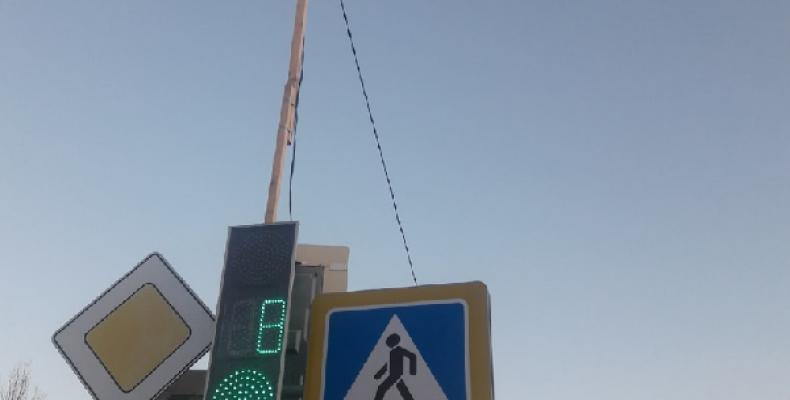 Светофор с деревянной мачтой увидел автолюбитель на перекрёстке в Бердске