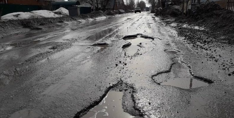 ГИБДД региона считает опасные дыры на дорогах Бердска