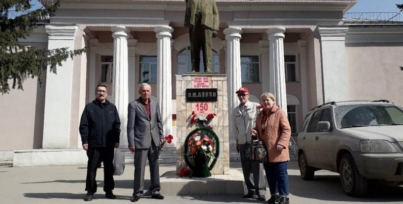 Возложением цветов отметили 150-й день рождения Владимира Ленина коммунисты Бердска