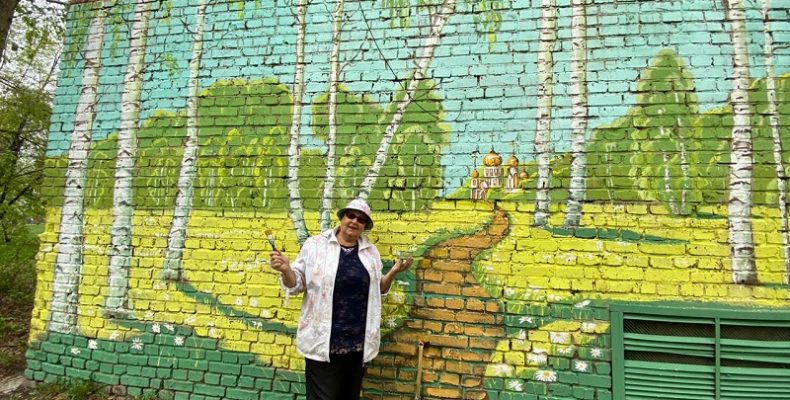 Нарисовала картину на стене подстанции 69-летняя художница в Бердске