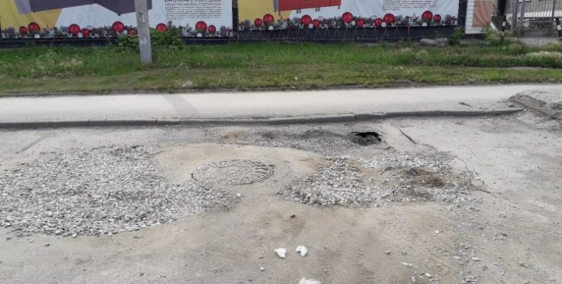 И так сойдёт: дорожники Бердска запломбировали дыру в парковочном кармане на Первомайской