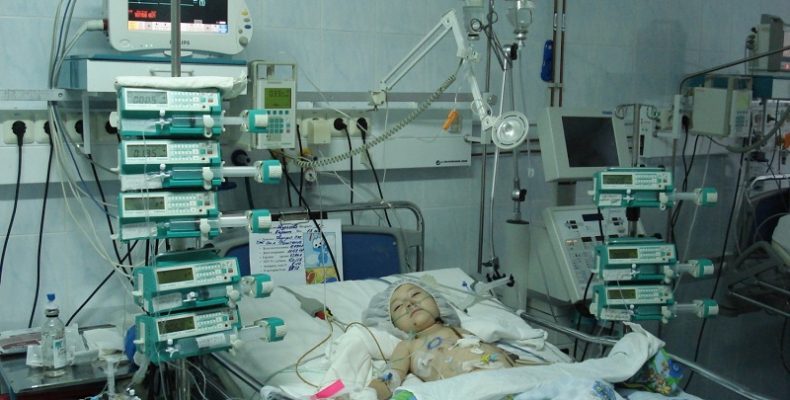 Из-за неправильного диагноза в бердской ЦГБ медикам Новосибирска едва удалось спасти жизнь ребёнка
