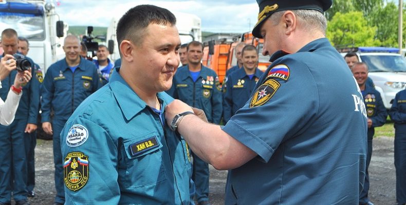 Генерал-лейтенант вручил юбилейные медали спасателям МЧС из Бердска