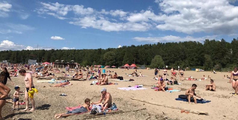Сотни отдыхающих вышли на пляжи Бердска