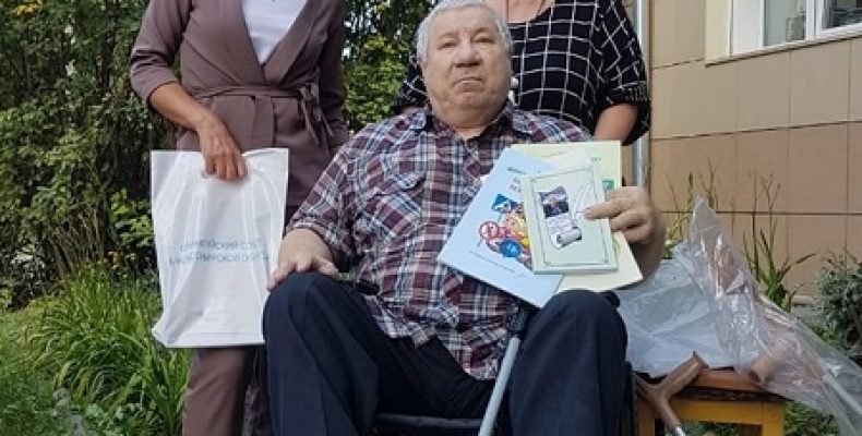 Общественная палата Бердска подарила общественнику Мишевскому новую инвалидную коляску взамен утраченной