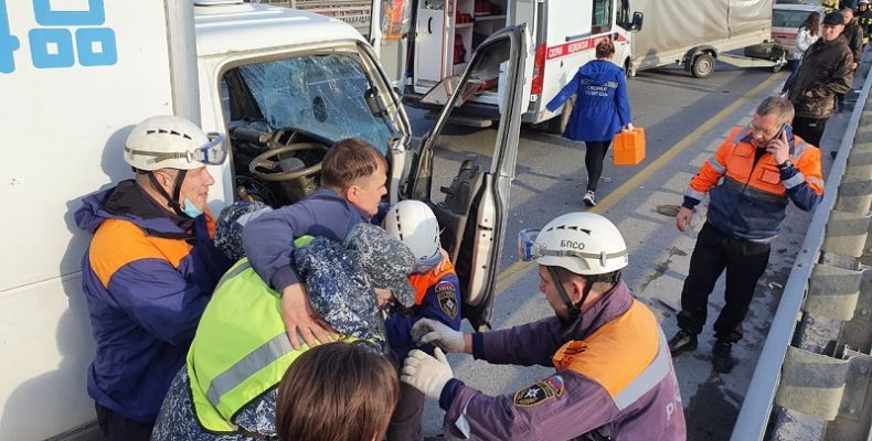 Извлекли пострадавшего в ДТП мужчину из грузовичка «Исузу» спасатели МЧС из Бердска