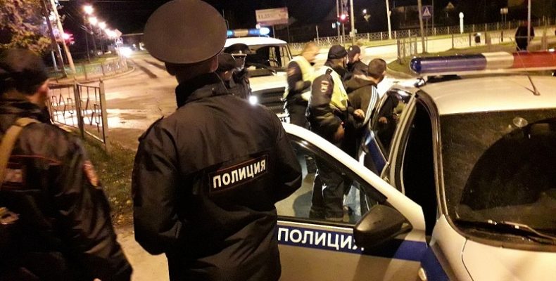 Надели наручники и увезли в отдел МВД двоих мужчин полицейские Бердска