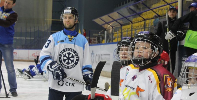 Новые сани и клюшки закупили для следж-хоккейной команды «Сибирский лис» в Бердске