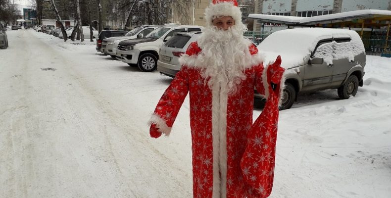 Здравствуй, Дедушка Мороз: в Бердске начали раздавать детям новогодние подарки