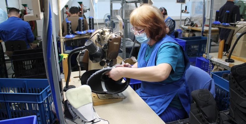 Повышать производительность труда с помощью нацпроекта будут на бердской обувной фабрике