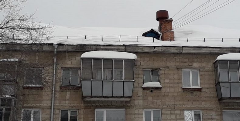 Об упавшем на детей с крыши дома сугробе заявила жительница Бердска