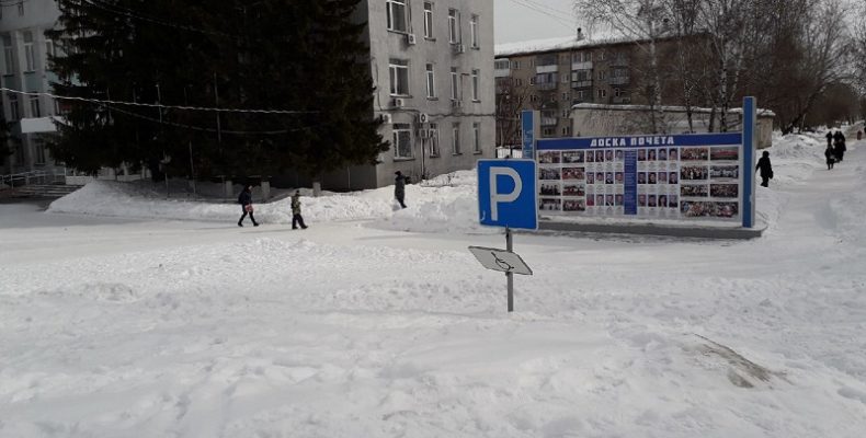 Парковка для инвалидов утонула вместе со знаком на снегоотвале у мэрии Бердска