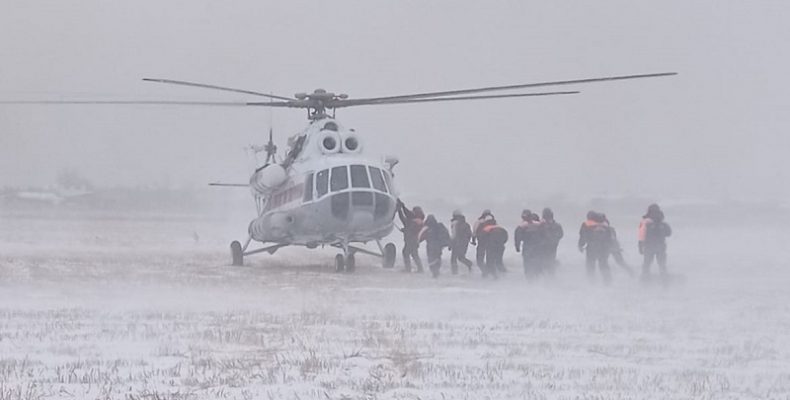 Десантировались с вертолёта в Хакасии спасатели из Бердска