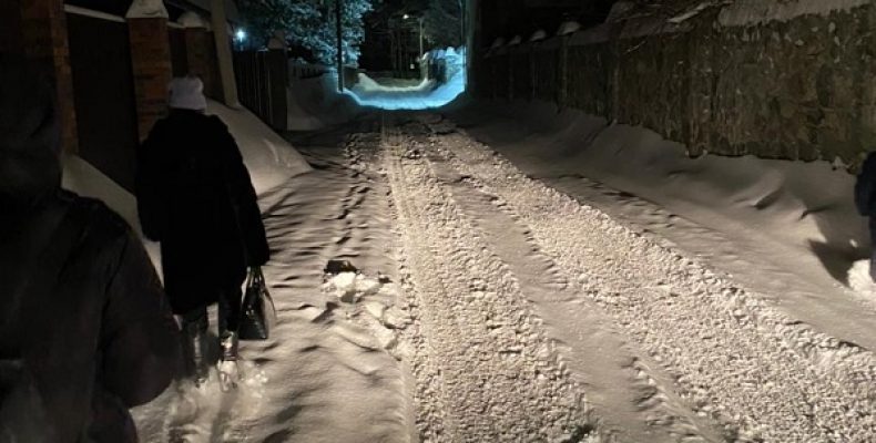 В непроходимую лужу превратилась нечищеная с зимы улица Морская