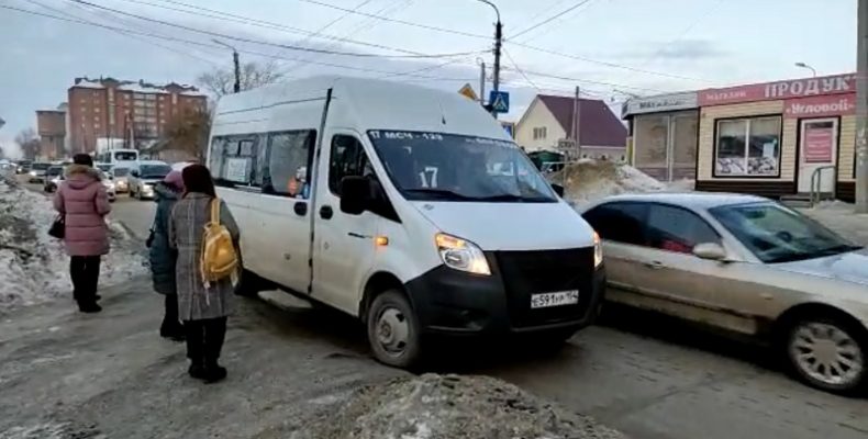 Проломить голову пообещали маршрутчики видеоблогеру в Бердске