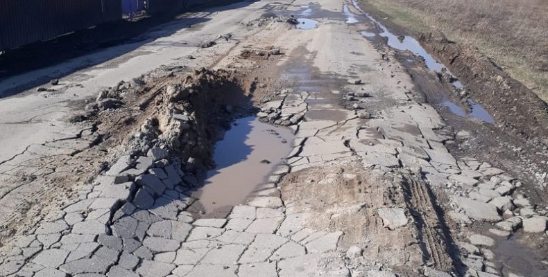 Очевидцы с возмущением показали дачникам Бердска сегодняшнее состояние дороги на водозабор