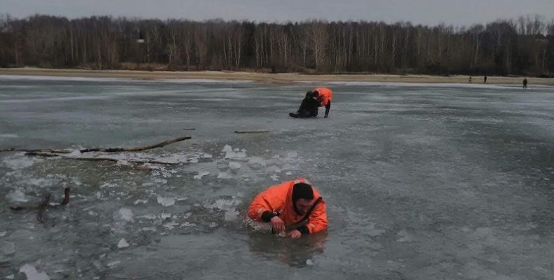 Подвергают себя опасности на весеннем льду рыбаки Бердска