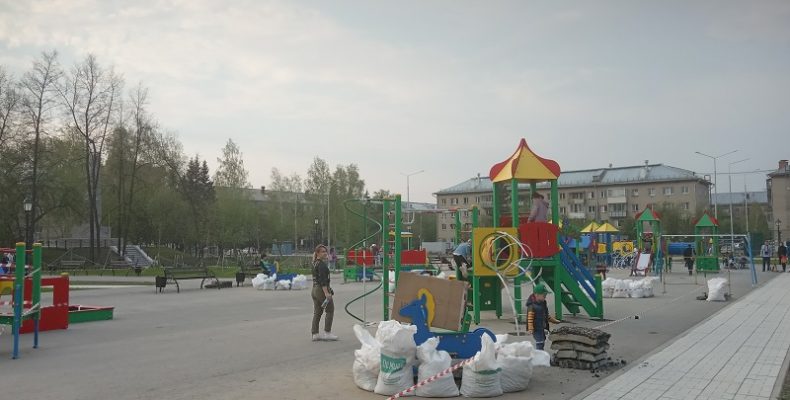 На недостроенной детской площадке в городском парке Бердска играют дети